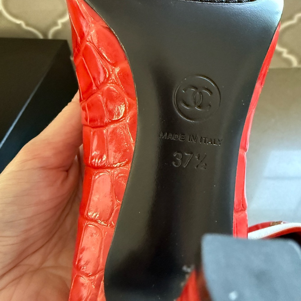 BNWT Chanel 26S Croc Embossed Patent Coral White Leather Pumps Shoes Size 37.5 - Picture 11 of 12